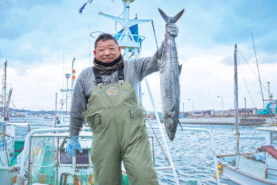 魚を持つ人