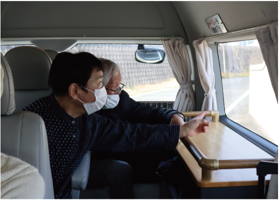 車内では街並みを見て話が弾みます