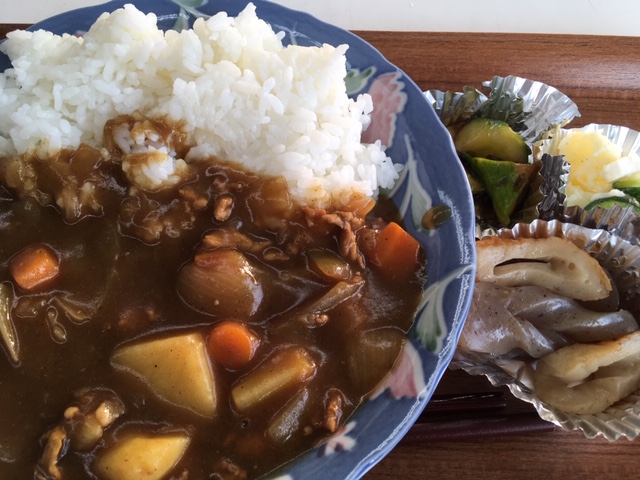 カレーライスに副菜が3種類！