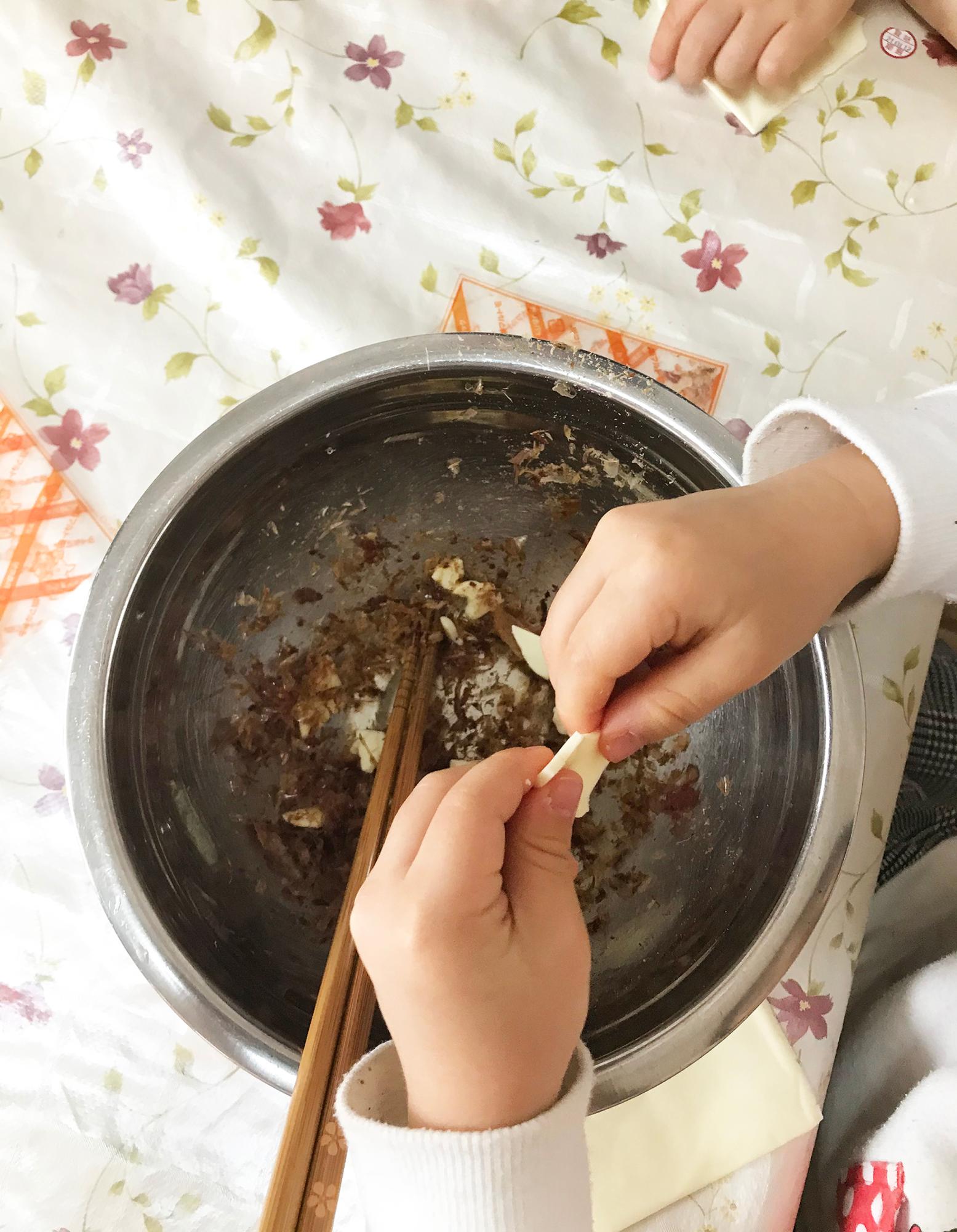 チーズおかか作り。スライスチーズ、鰹節、醤油を混ぜるだけで簡単です