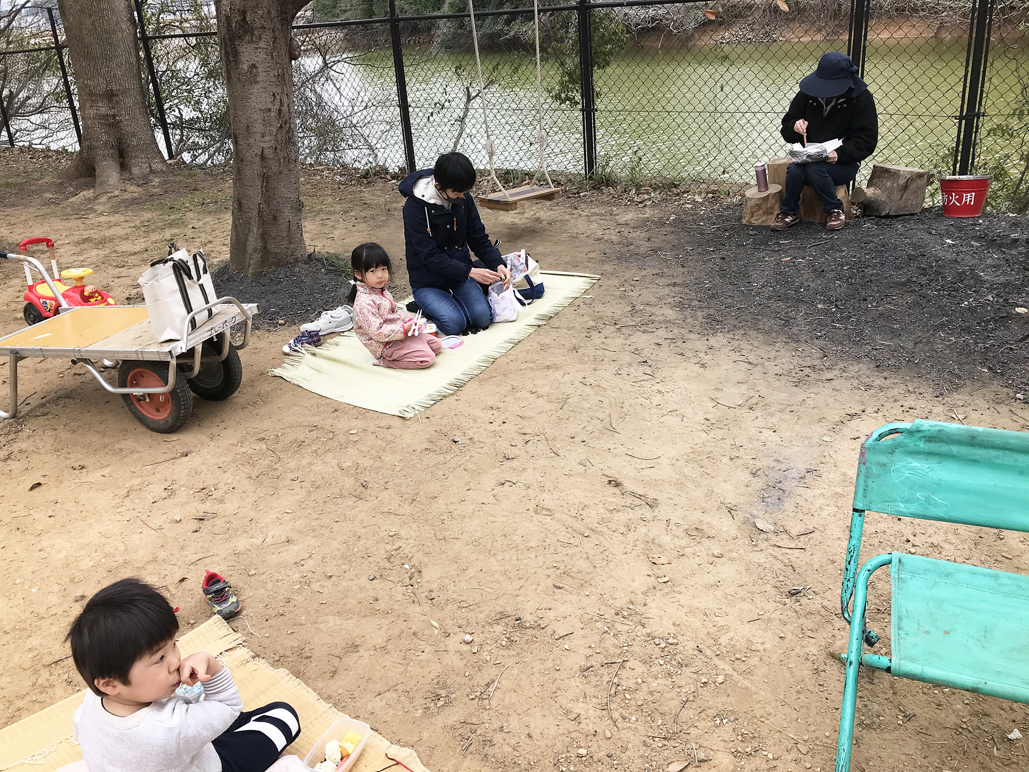 お昼の時間になると焚火の回りに集まり皆でお弁当を食べることも