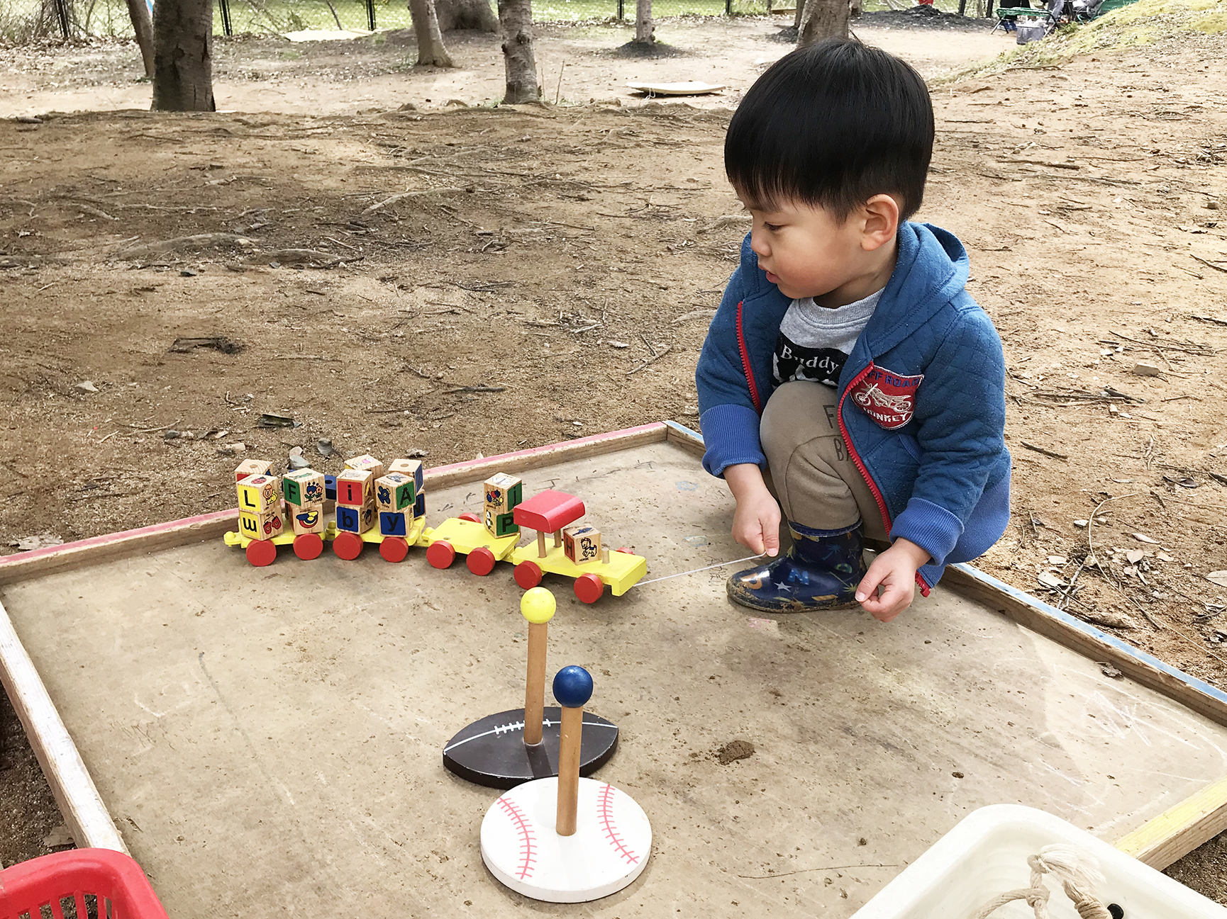 小さい子用のおもちゃもあるのでまだ歩けない子も遊べます