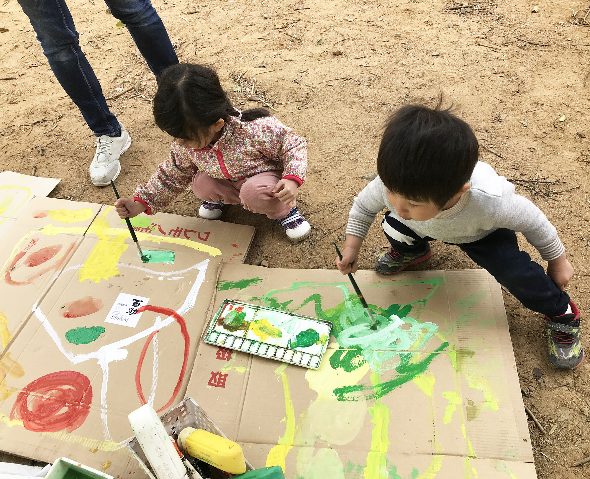 絵の具遊びに夢中の子どもたち。汚れても洗えば落ちます！