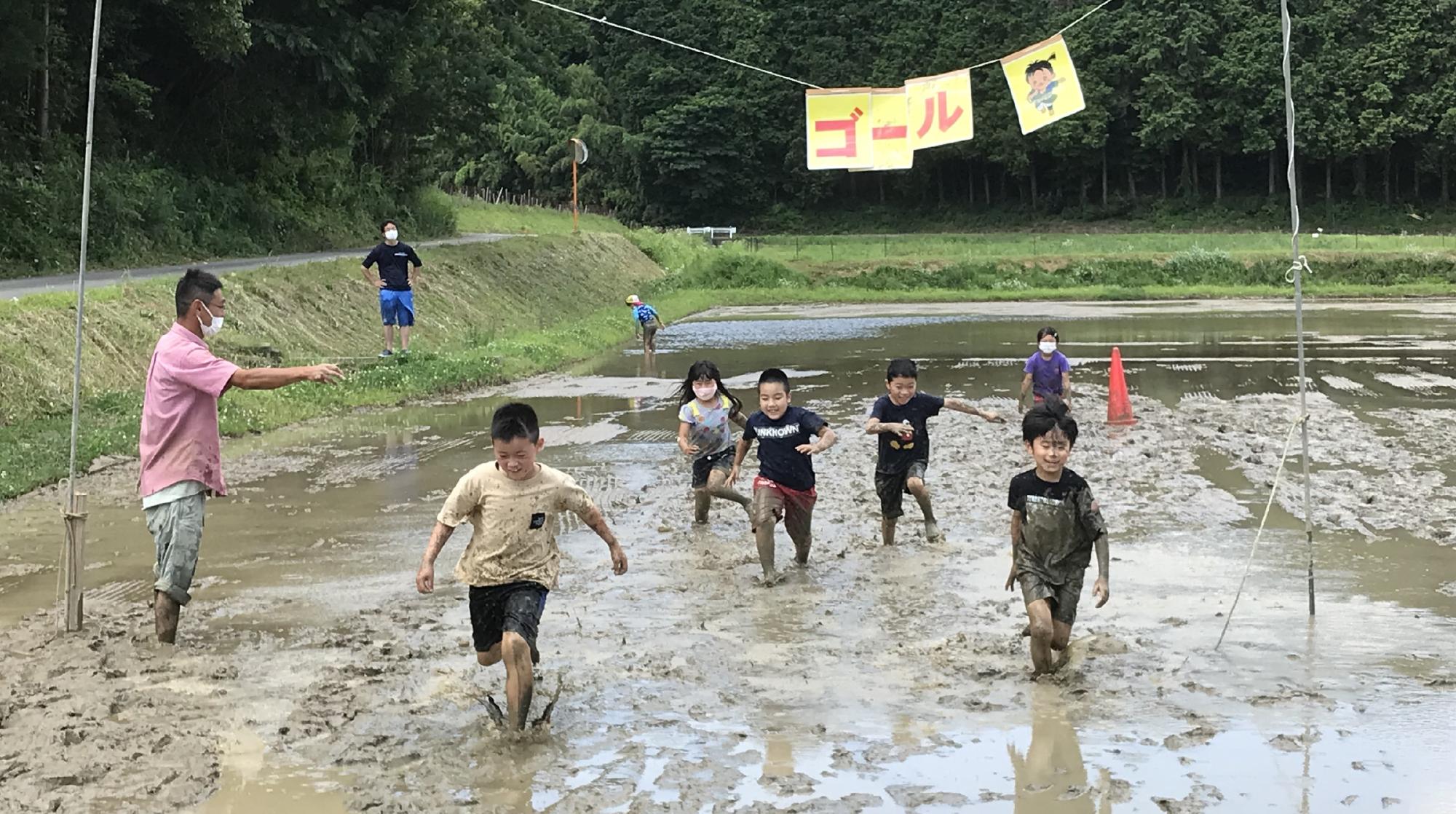 小学生は泥もへっちゃら！