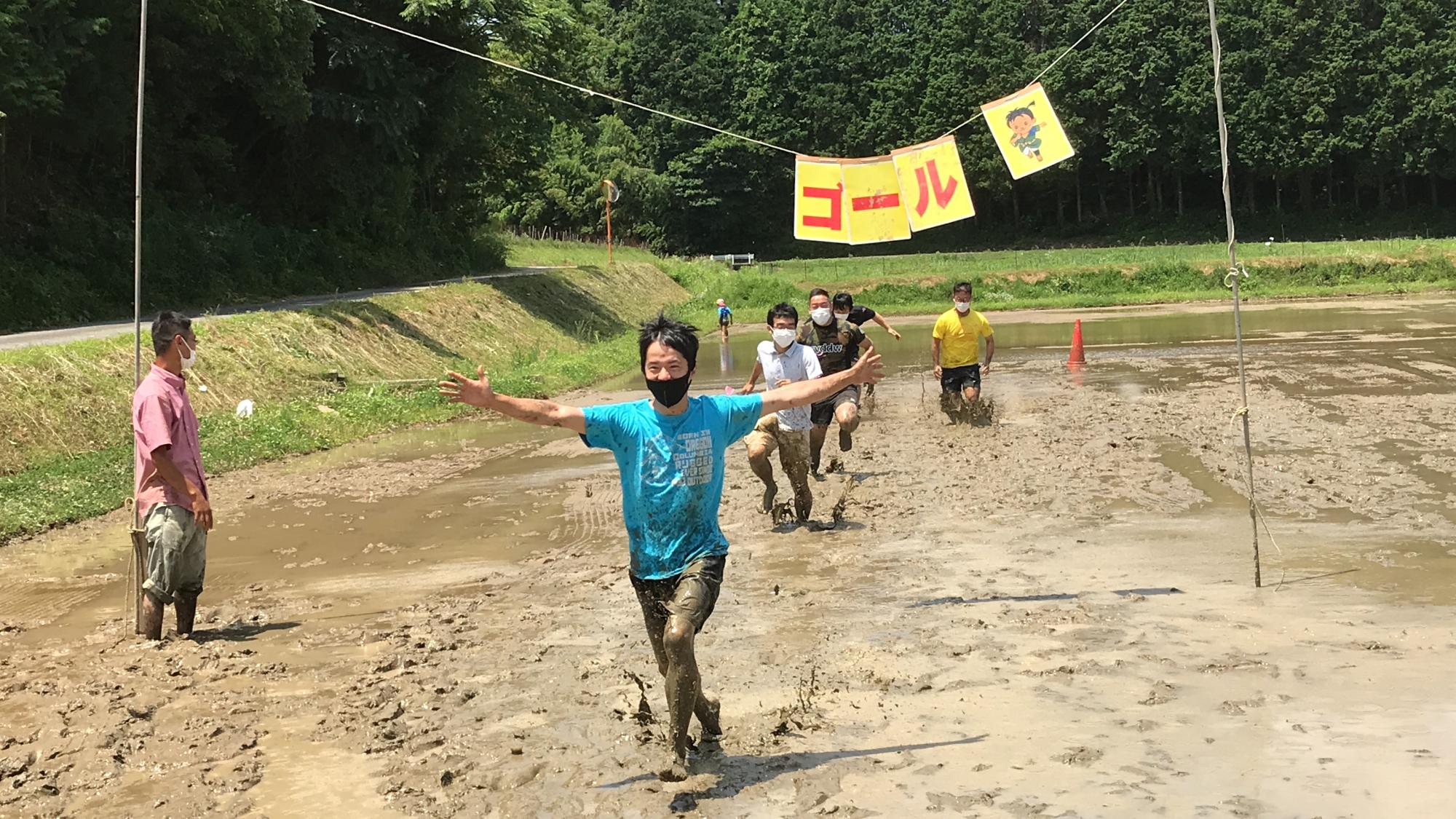 トリを飾ったお父さんの部。飛び散る泥も迫力満点