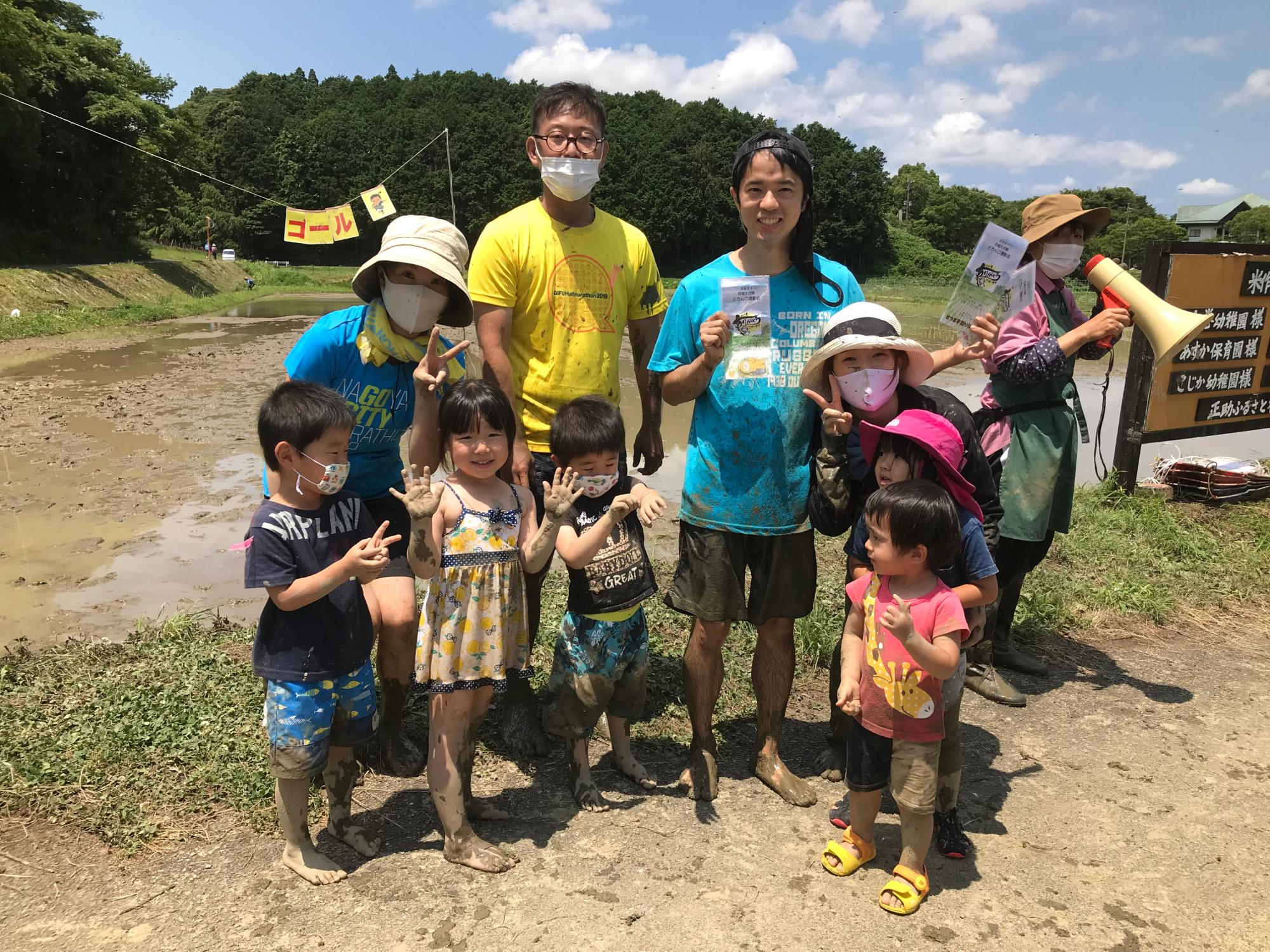 子ども以上に大人も楽しみました。みんな泥んこになったね！