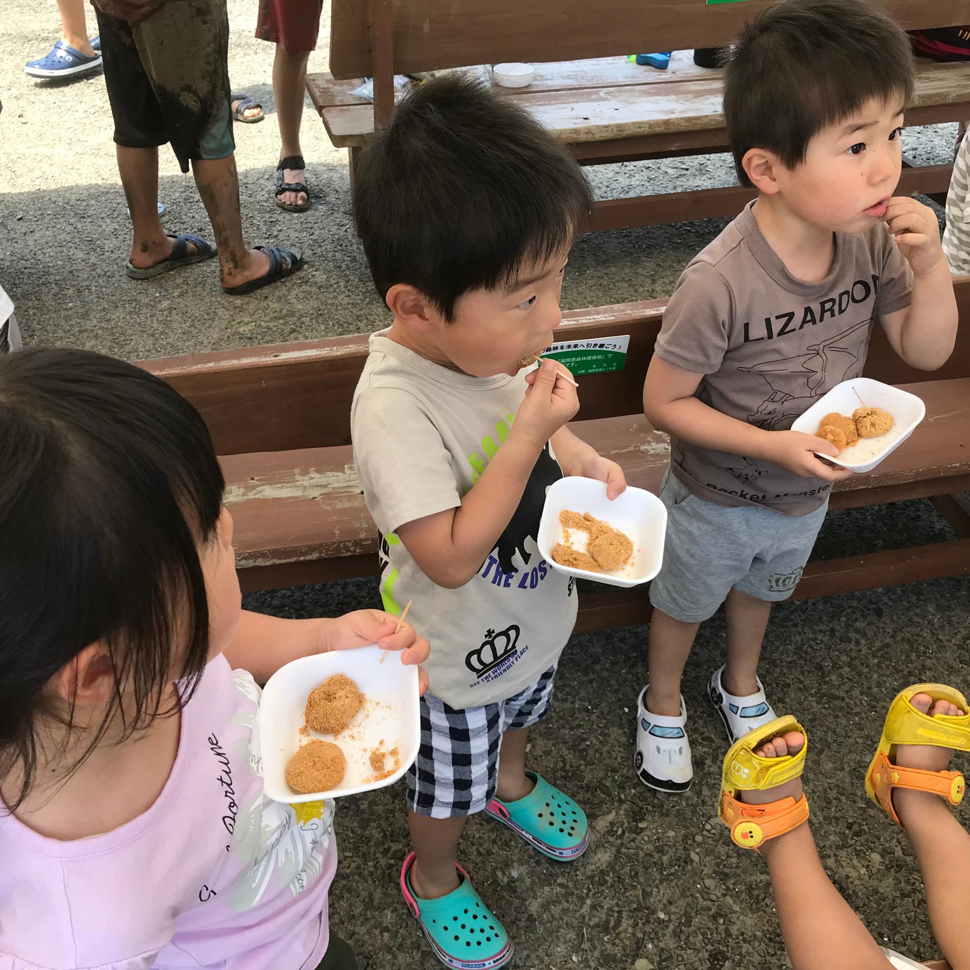 とても美味しいお団子。おかわりも貰い大満足の子どもたち