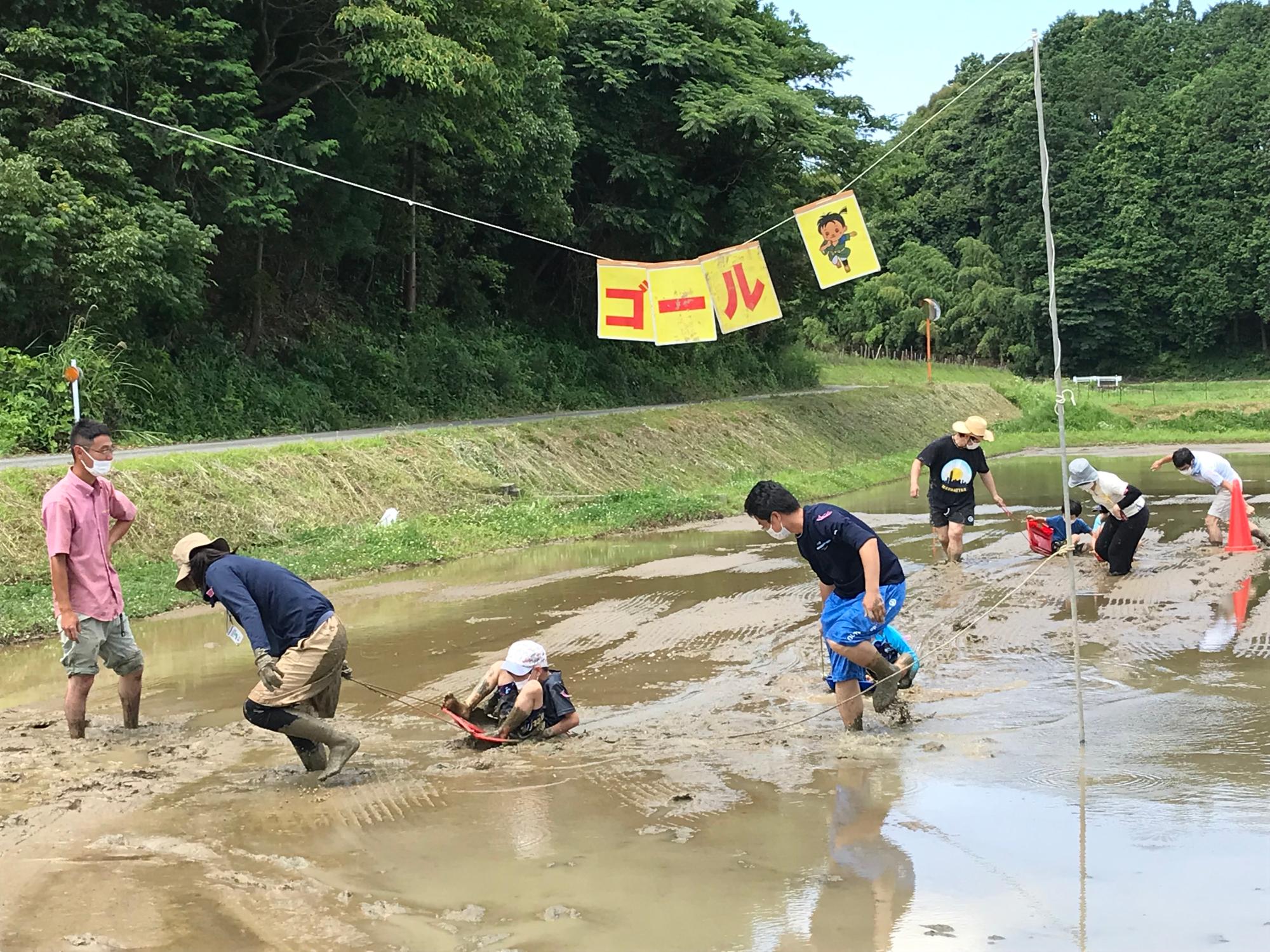 勢いあまるとソリから落下して子どもたちが泥だらけに