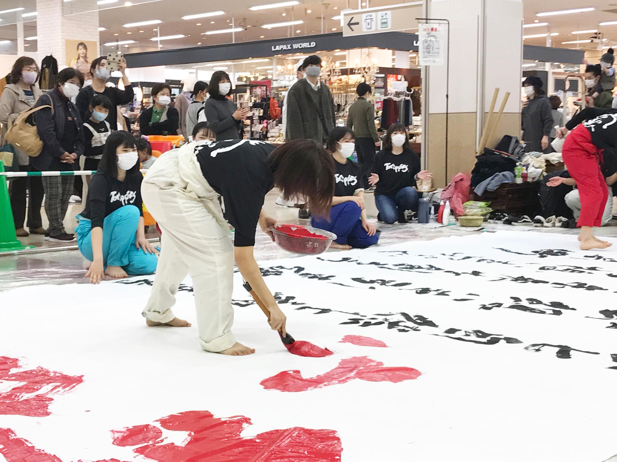 墨を含んだ状態だと筆の重さは1キロほどにもなるという