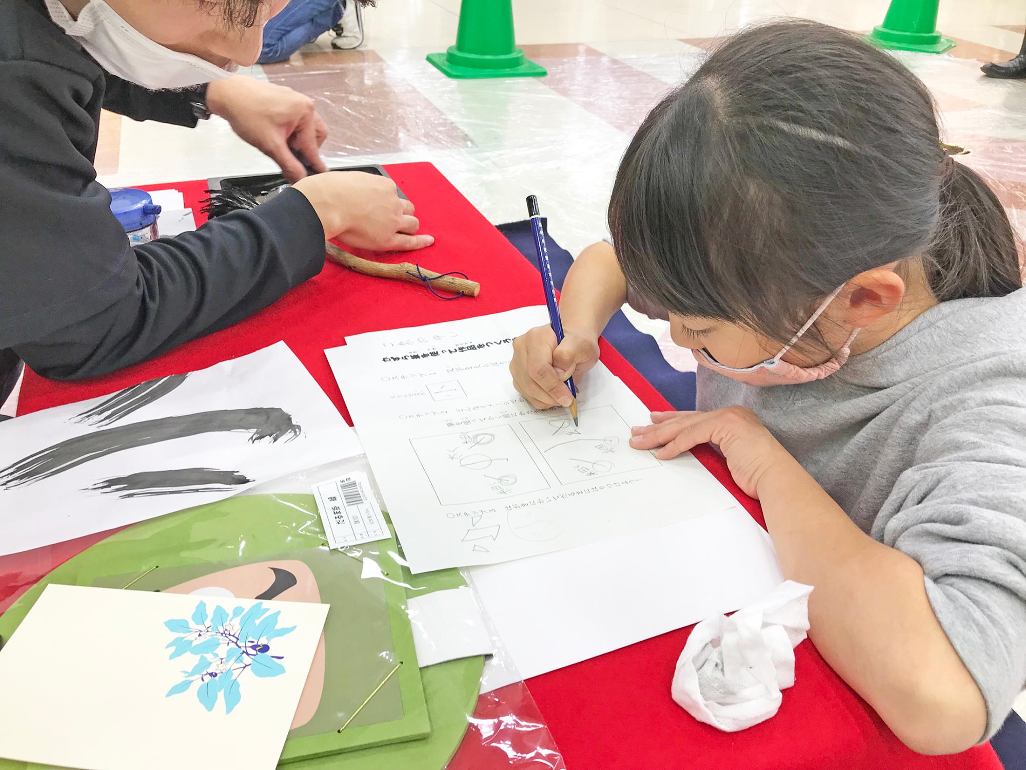 この部分はもっと細く、太くとメモを取りイメージを膨らませる子も