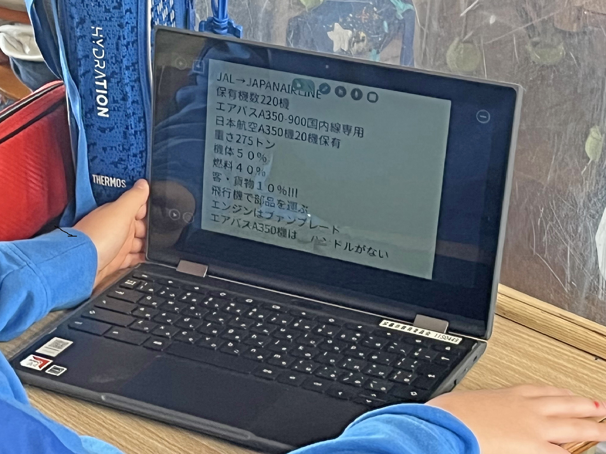 工場見学の話を聞きながらタブレットにメモを入力する子も