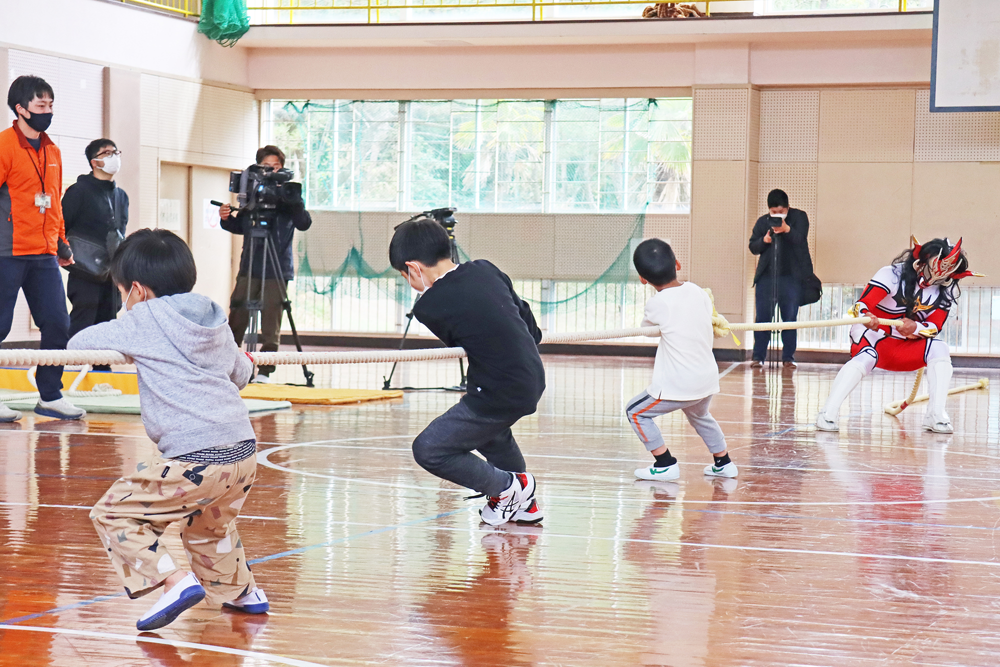 参加者全員と順番で綱引き