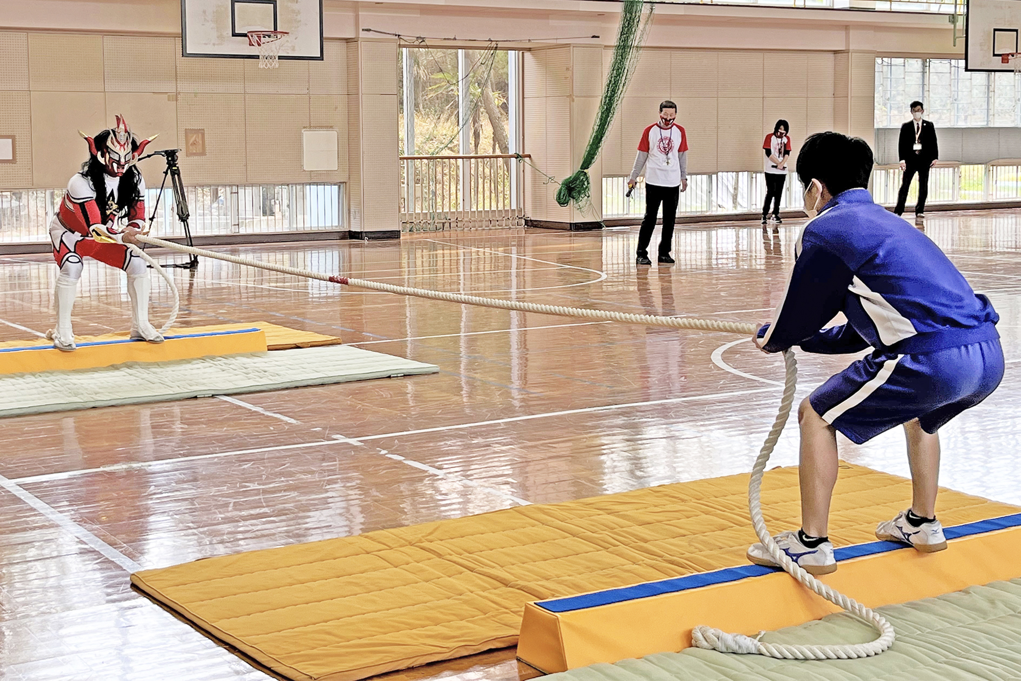 中学生と1対1の勝負では強さを見せました