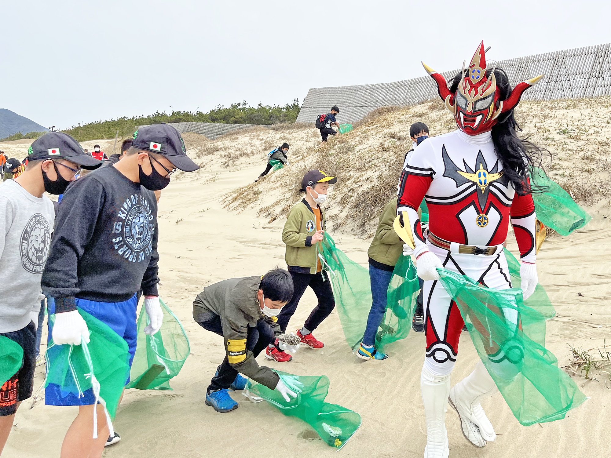 マントを脱いでライガーさんもビーチクリーンに参加