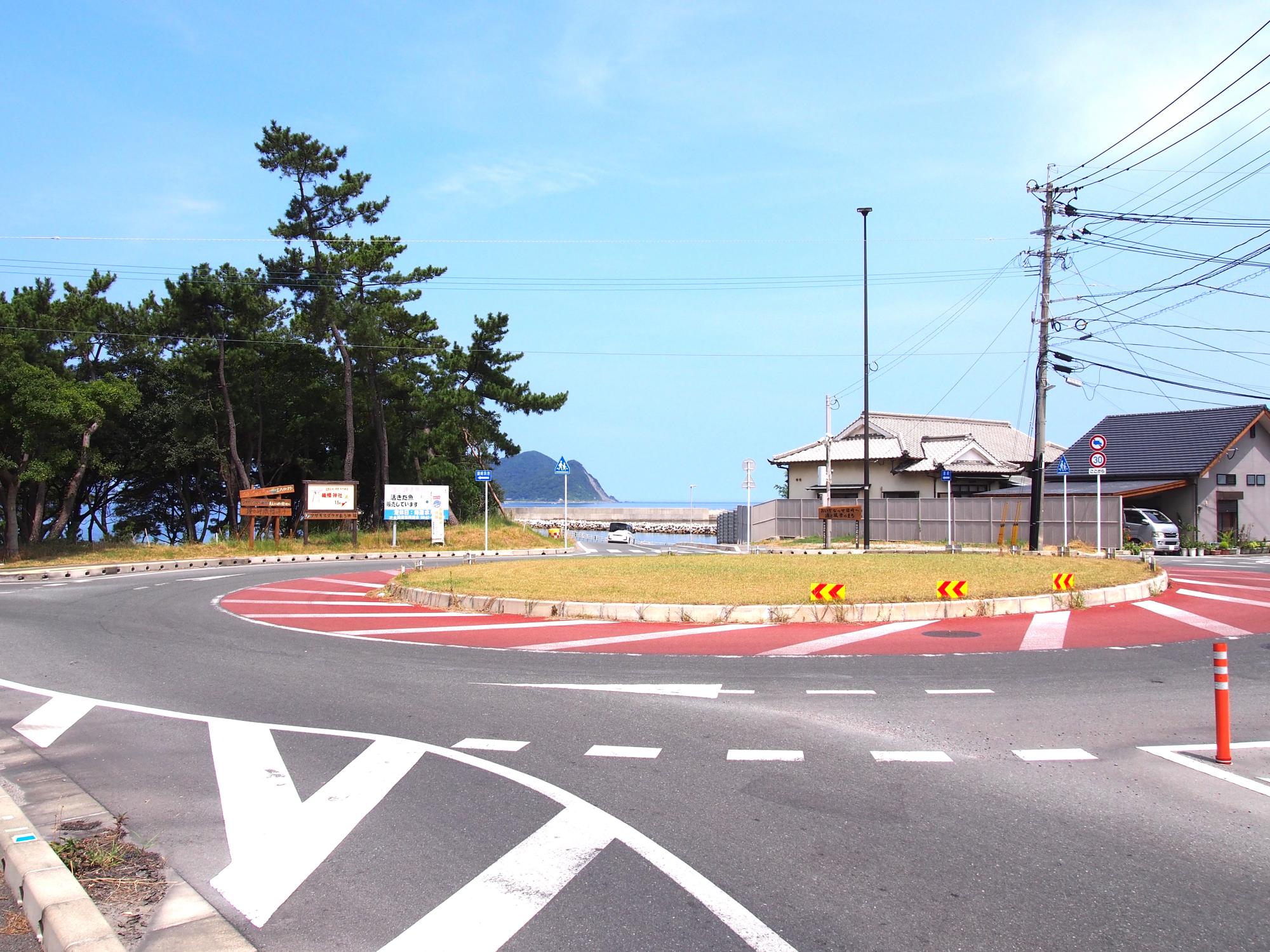 車の流れに注意してぐるっと回ります