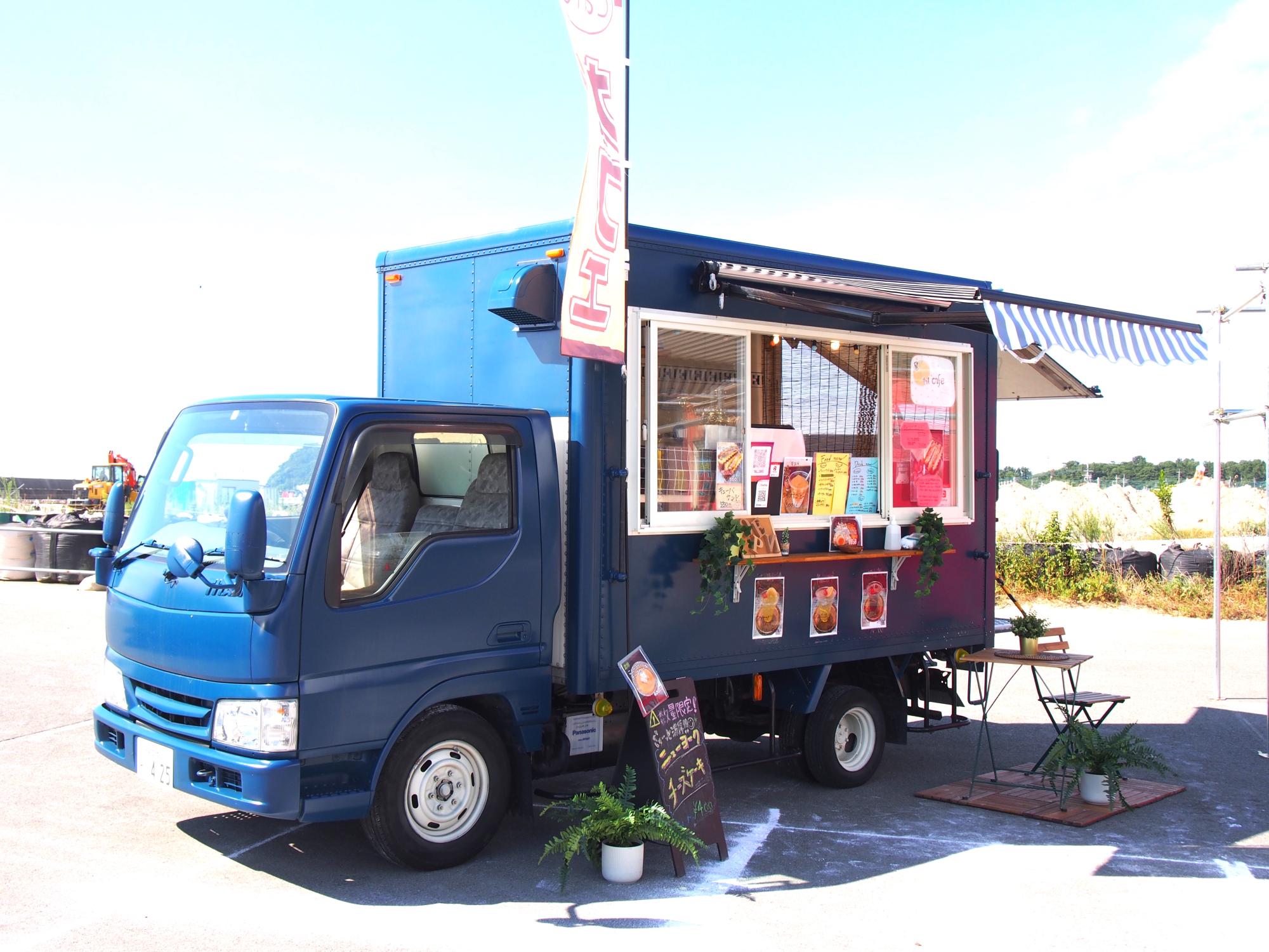 軽食などが食べられる「タルカフェ」のキッチンカー