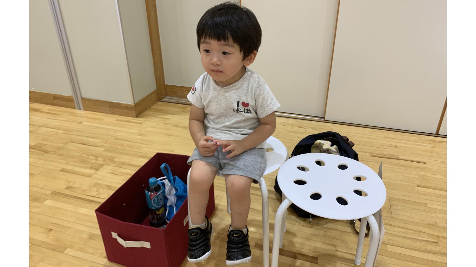 2歳児の息子も兄の姿を見守っていました