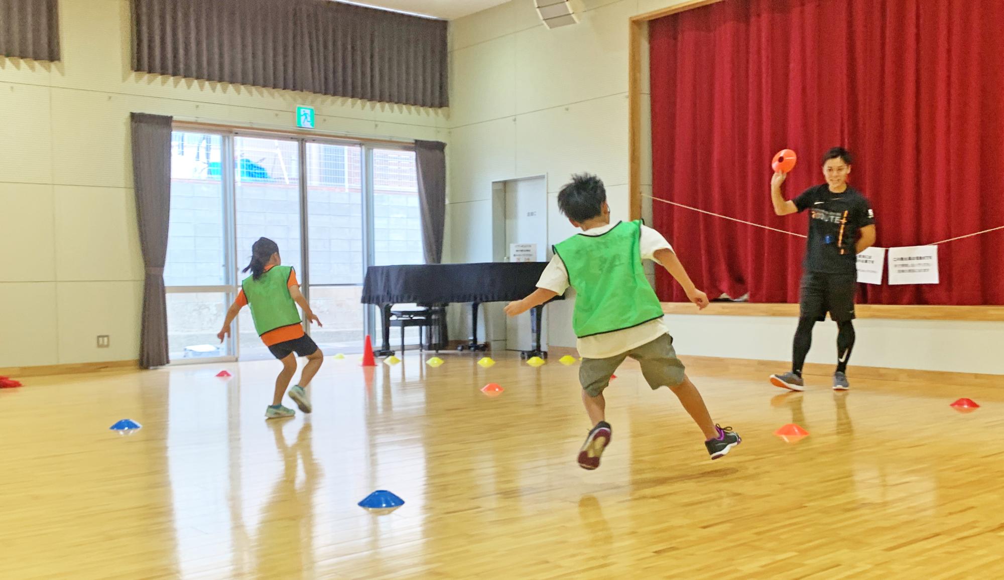 先生が見せた色のコーンを取りに行きます