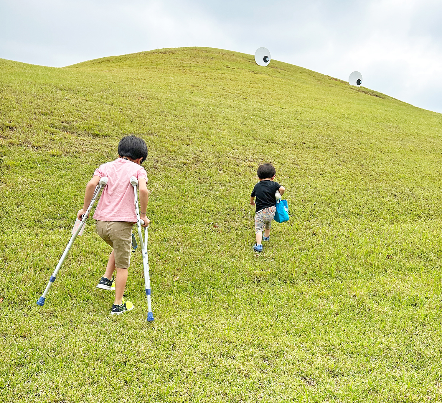 古墳公園を駆け上がる息子たち