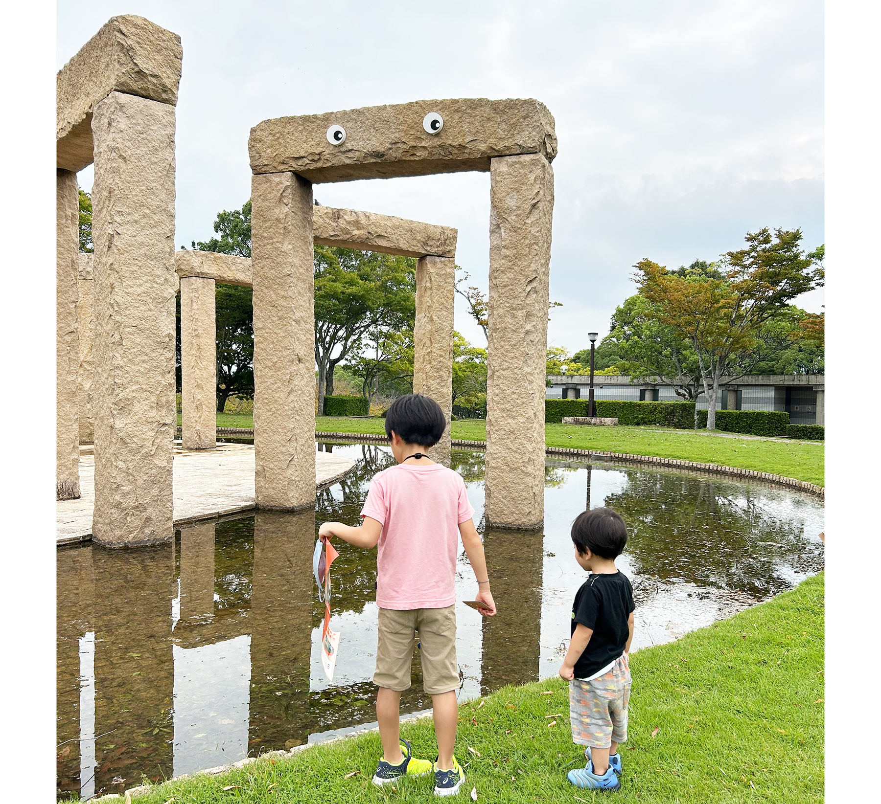 石のモニュメントが並ぶ風の丘。チェックポイントは池の中･･･？