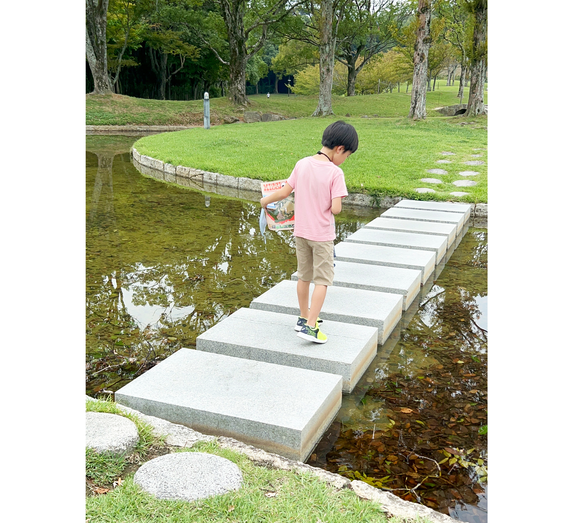 風の丘を過ぎて芝生広場へ向かう小さな橋