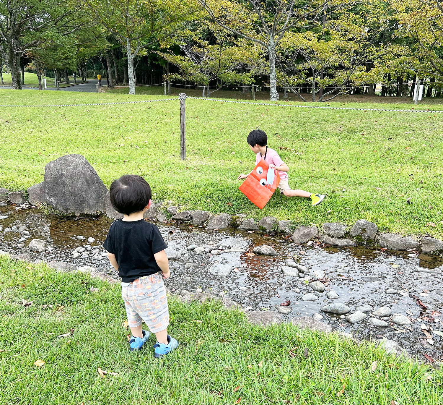 芝生広場のせせらぎ川