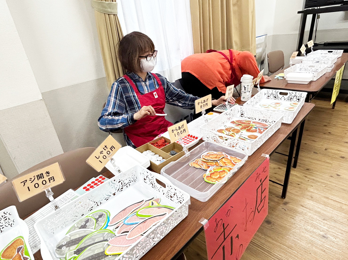 お店屋さんで食品を選びます