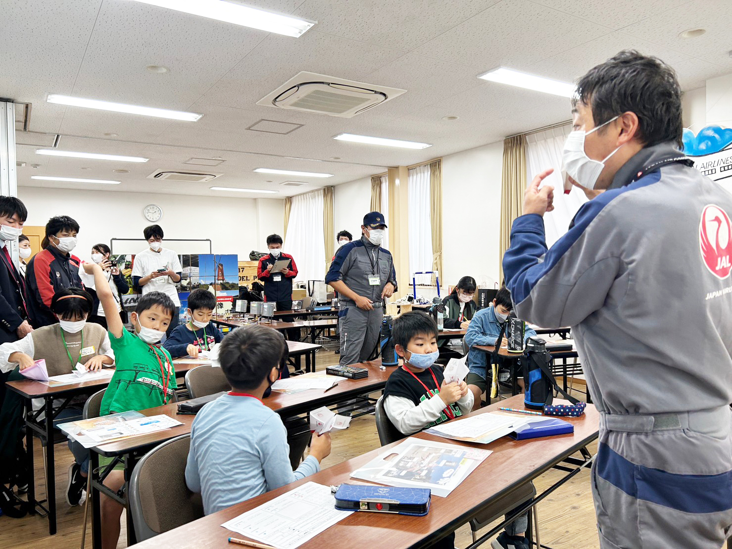 JALのロゴ入り紙飛行機を作ります