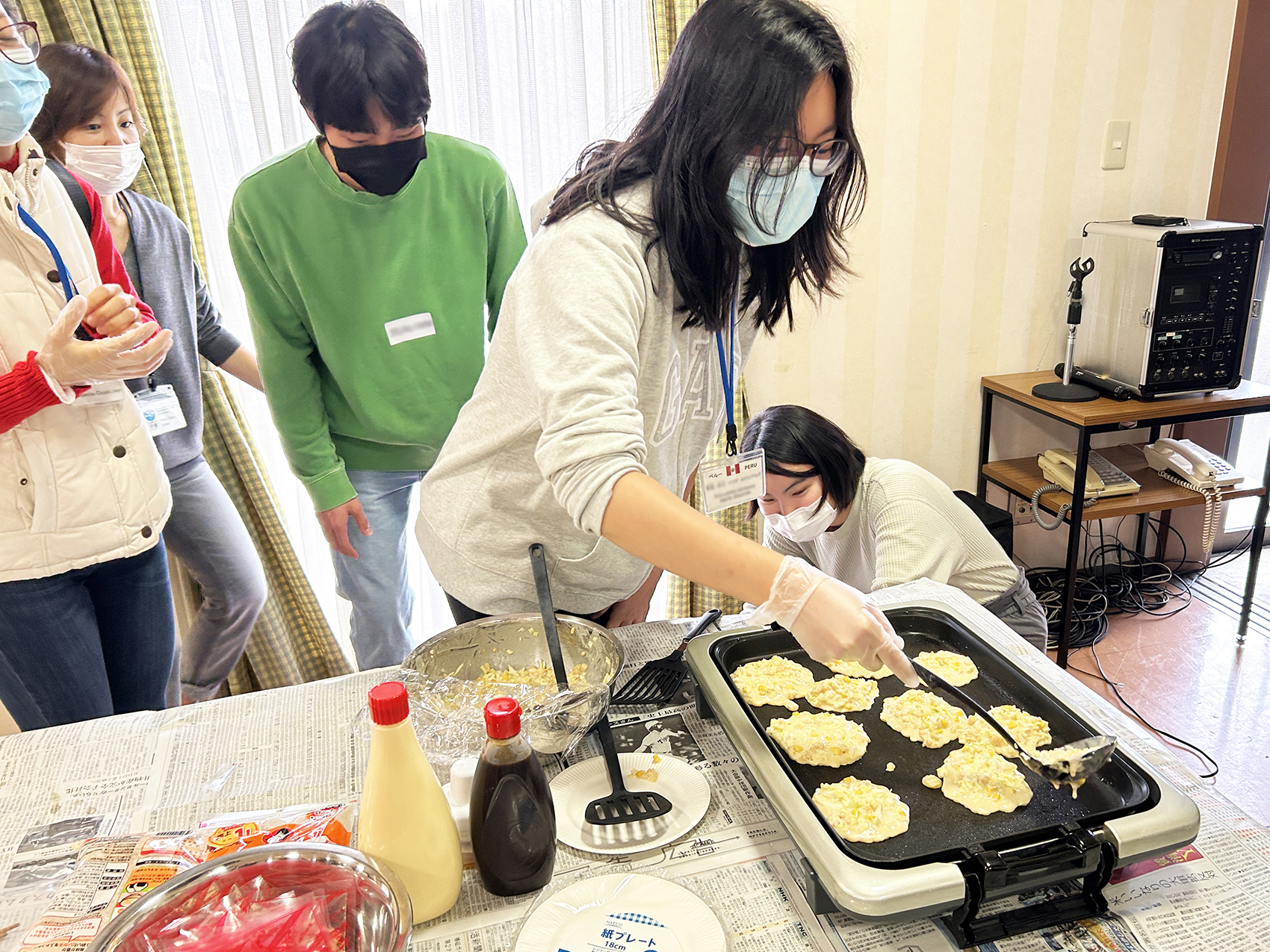 日本食ブース。お好み焼きも上手に焼いています！