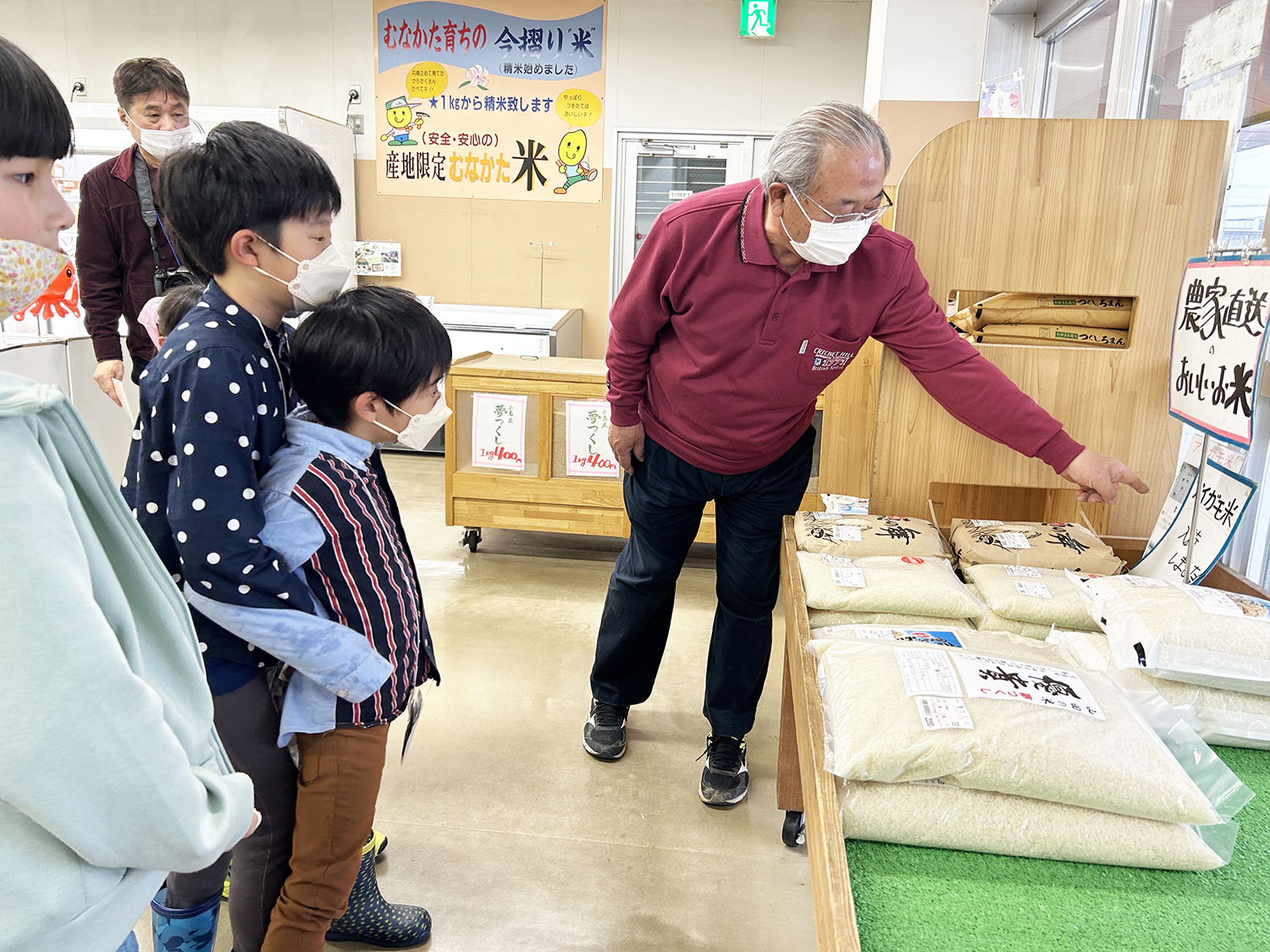 お米について学ぶ（写真はアイガモ米）