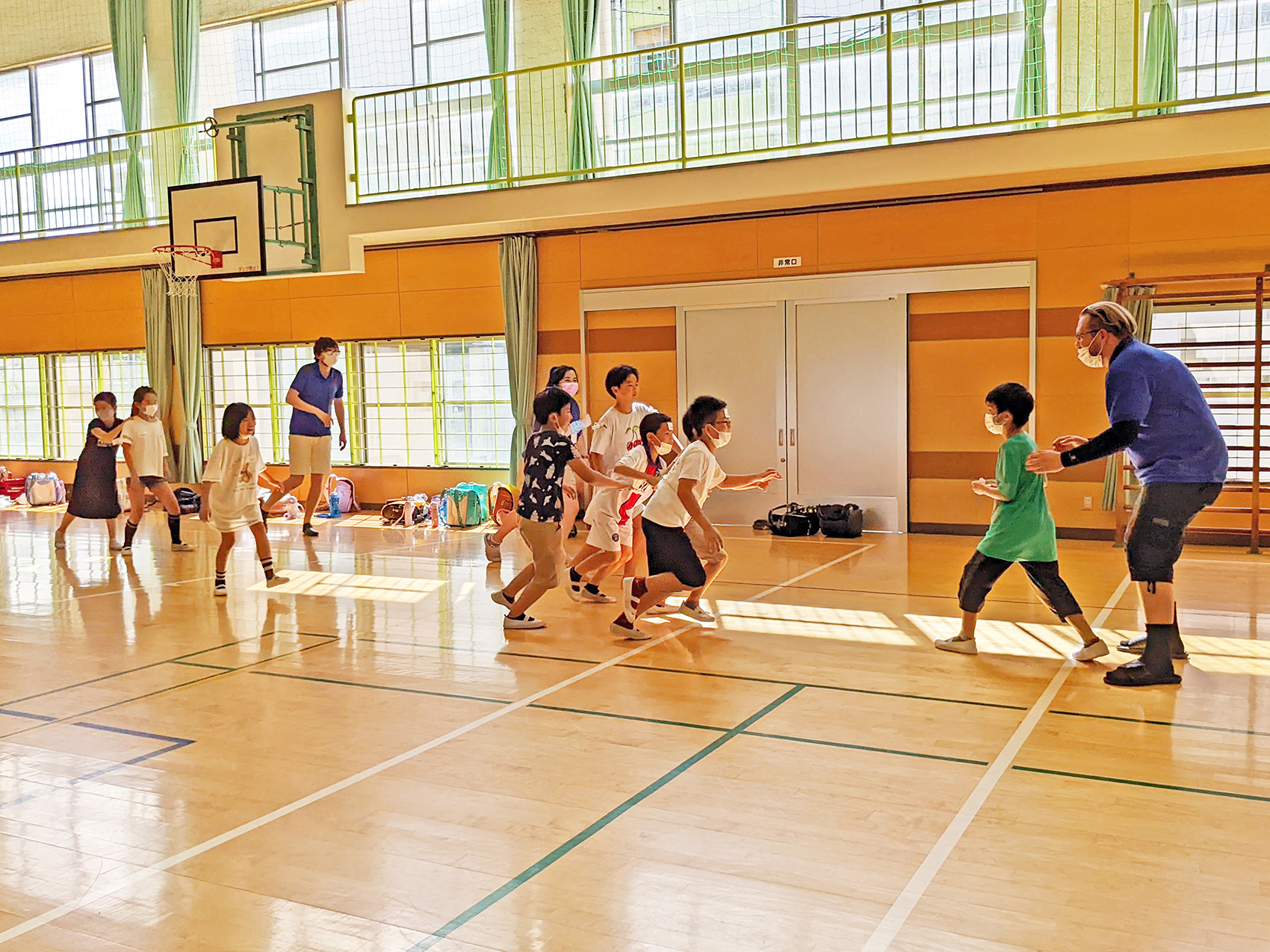 だるまさんが転んだ。子どもたちも留学生も大笑い