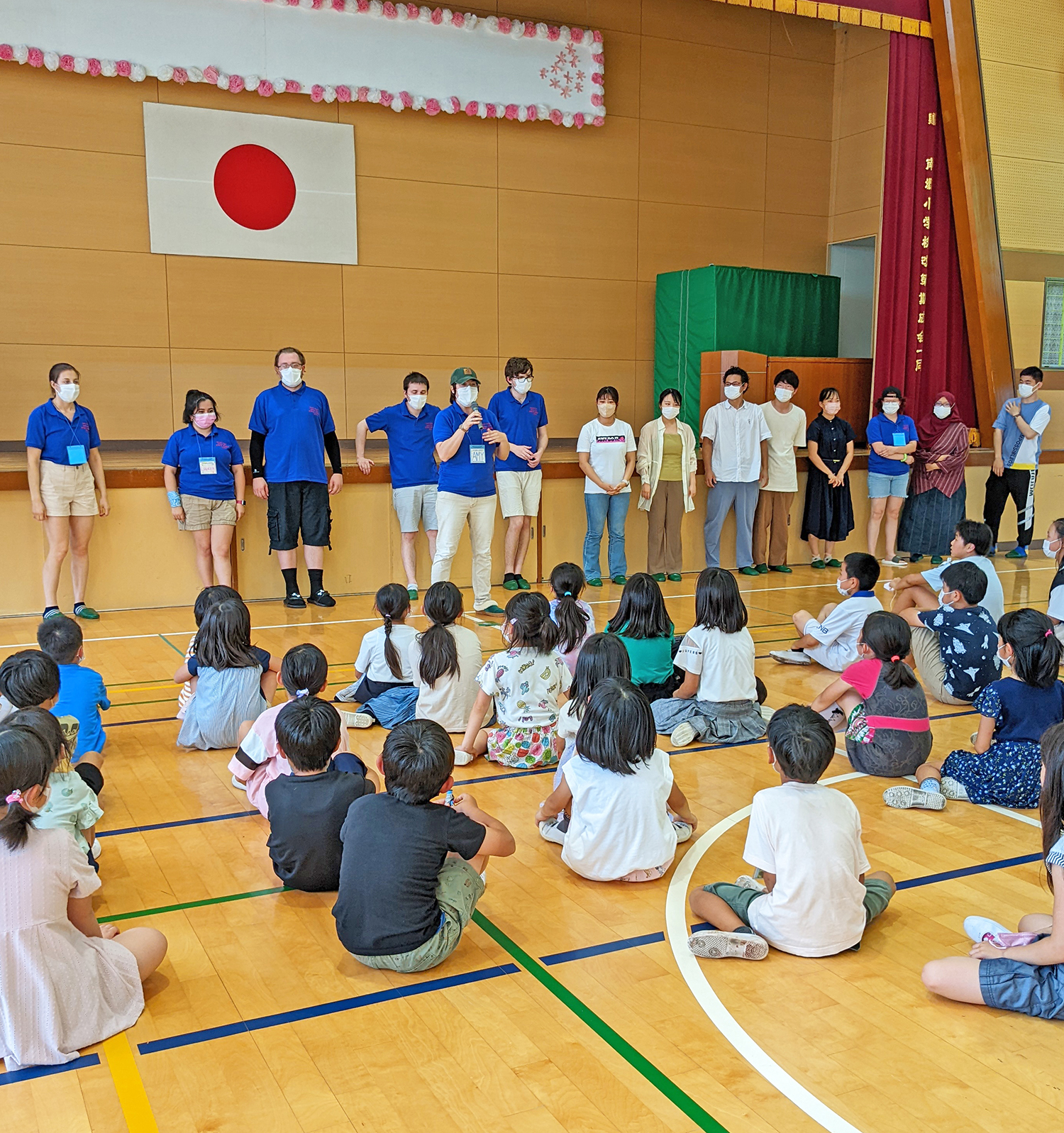 留学生による自己紹介。英語が分かる子も苦手な子も一生懸命聞いていました