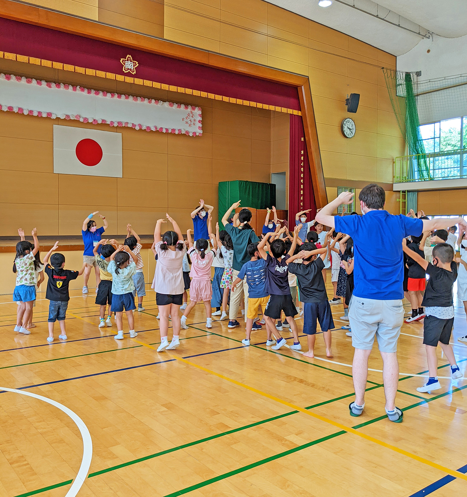 コミカルな歌に合わせてバナナダンス。緊張もほぐれて笑顔がこぼれていました