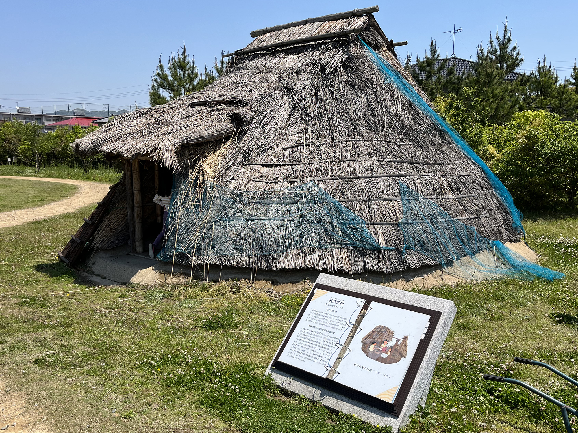 竪穴住居前には解説もあります