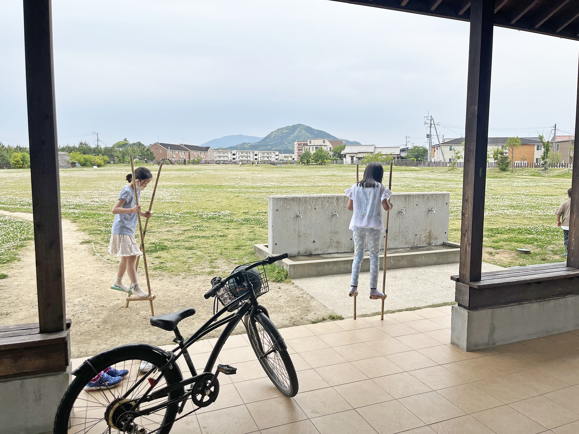 竹馬は小学校にもあるそうですが、楽しそうに遊んでいました