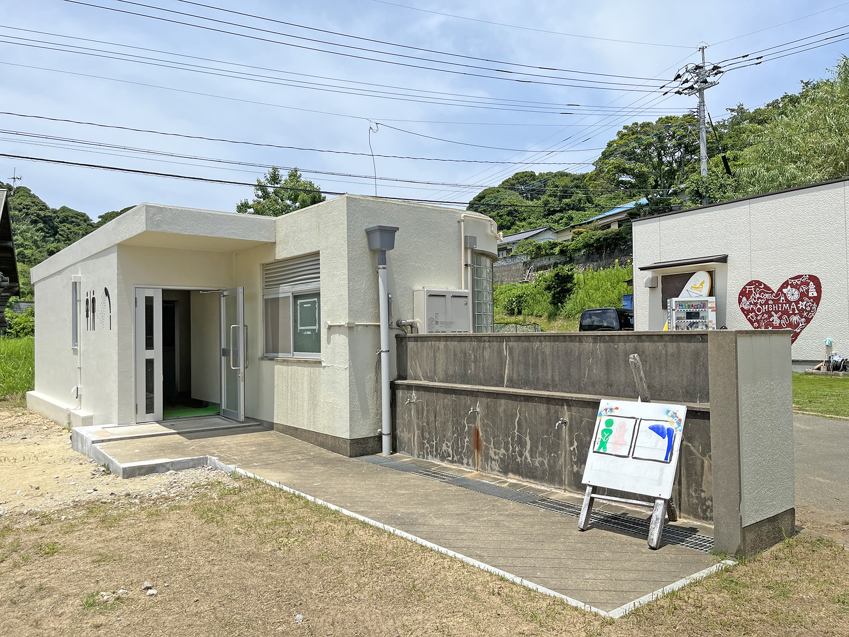 むすびカフェの横にトイレ・シャワー室もあります（シャワーは5分200円）