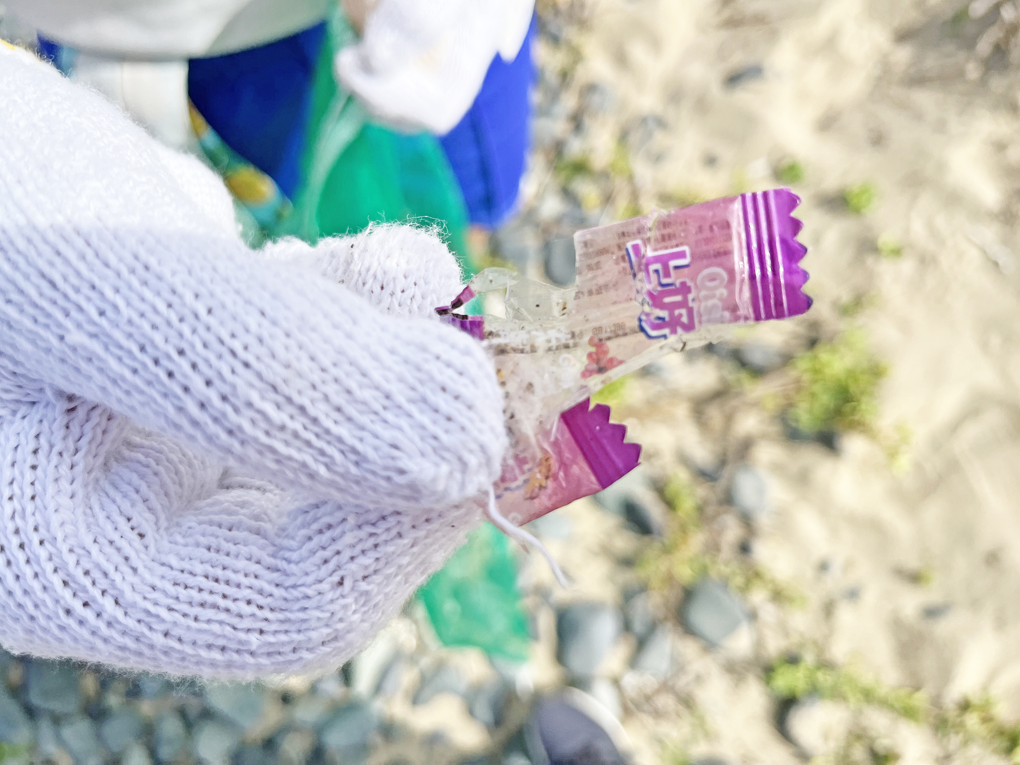 中国語で書かれたプラスチックゴミ。韓国語で書かれたゴミもありました