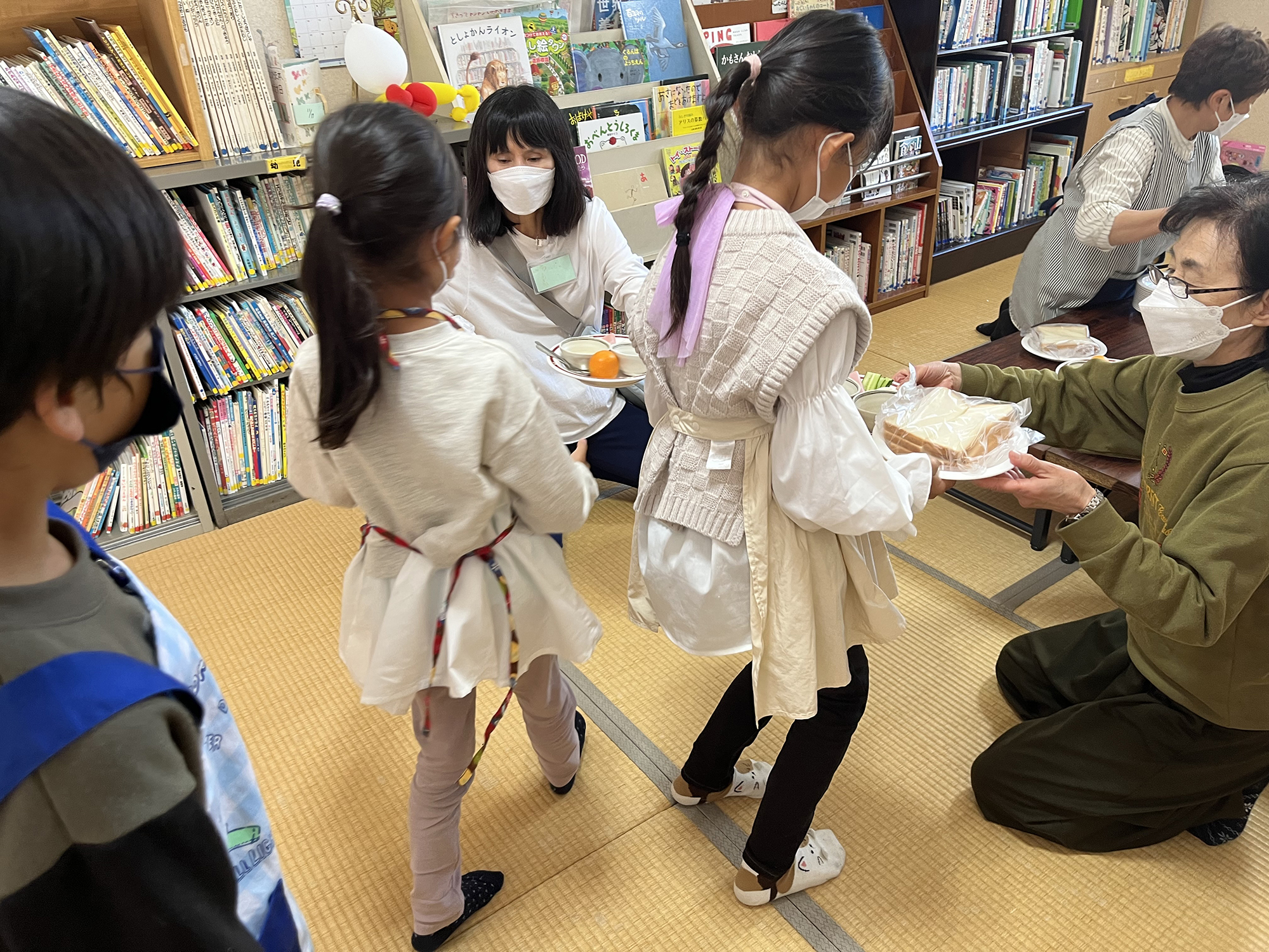 順番に受け取りに行きます