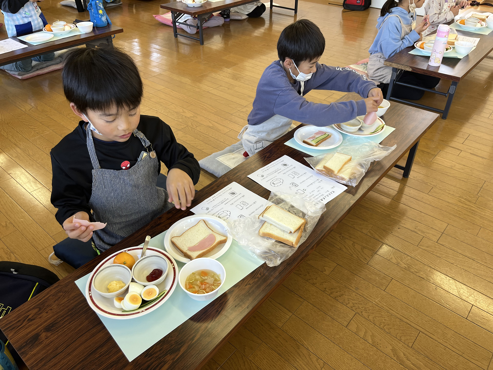 サンドウィッチはそれぞれ好きな具を挟んでいました