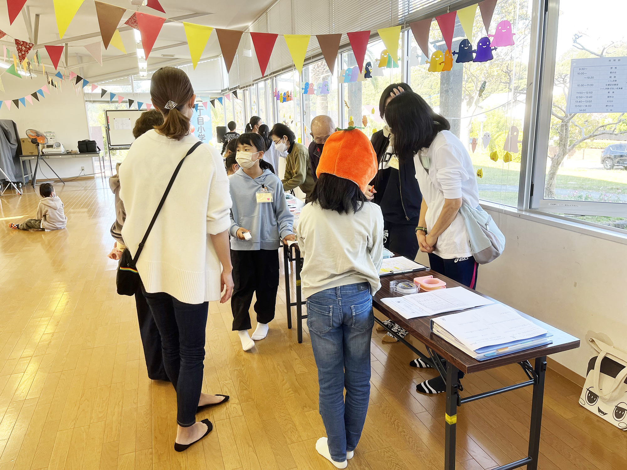 受付の様子。当日はハロウィーンの飾りつけもされていました