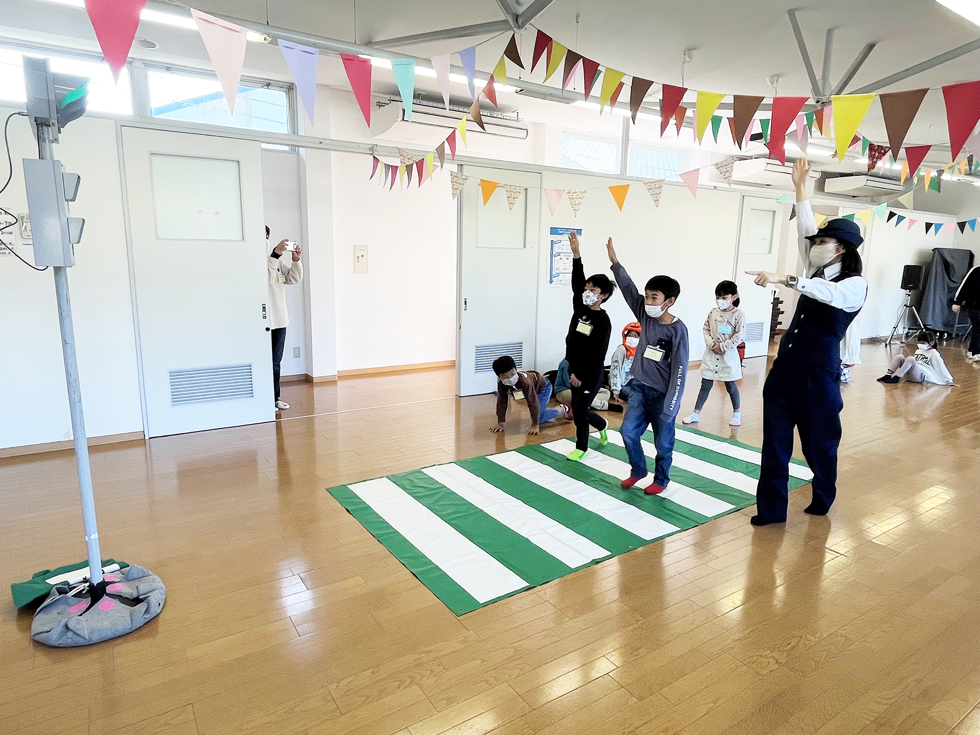 模擬信号を使い、順番に横断歩道を渡る練習をしました