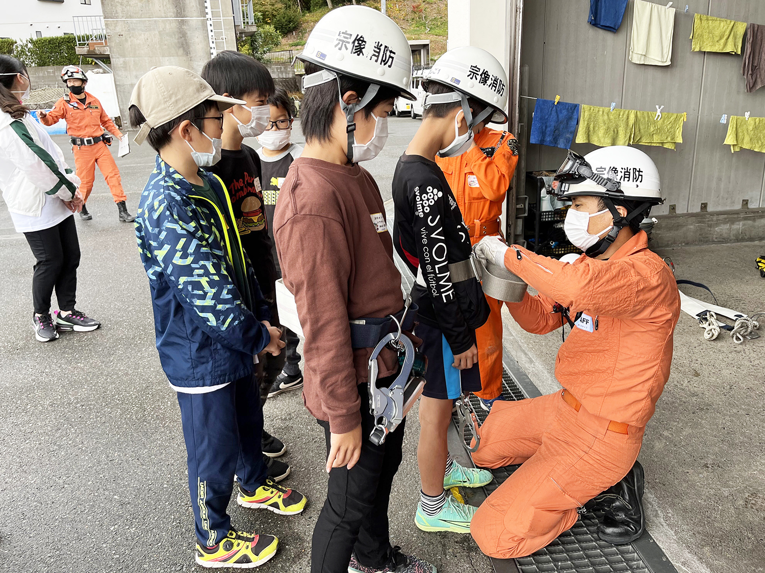 隊員さんに安全ベルトを付けてもらいます