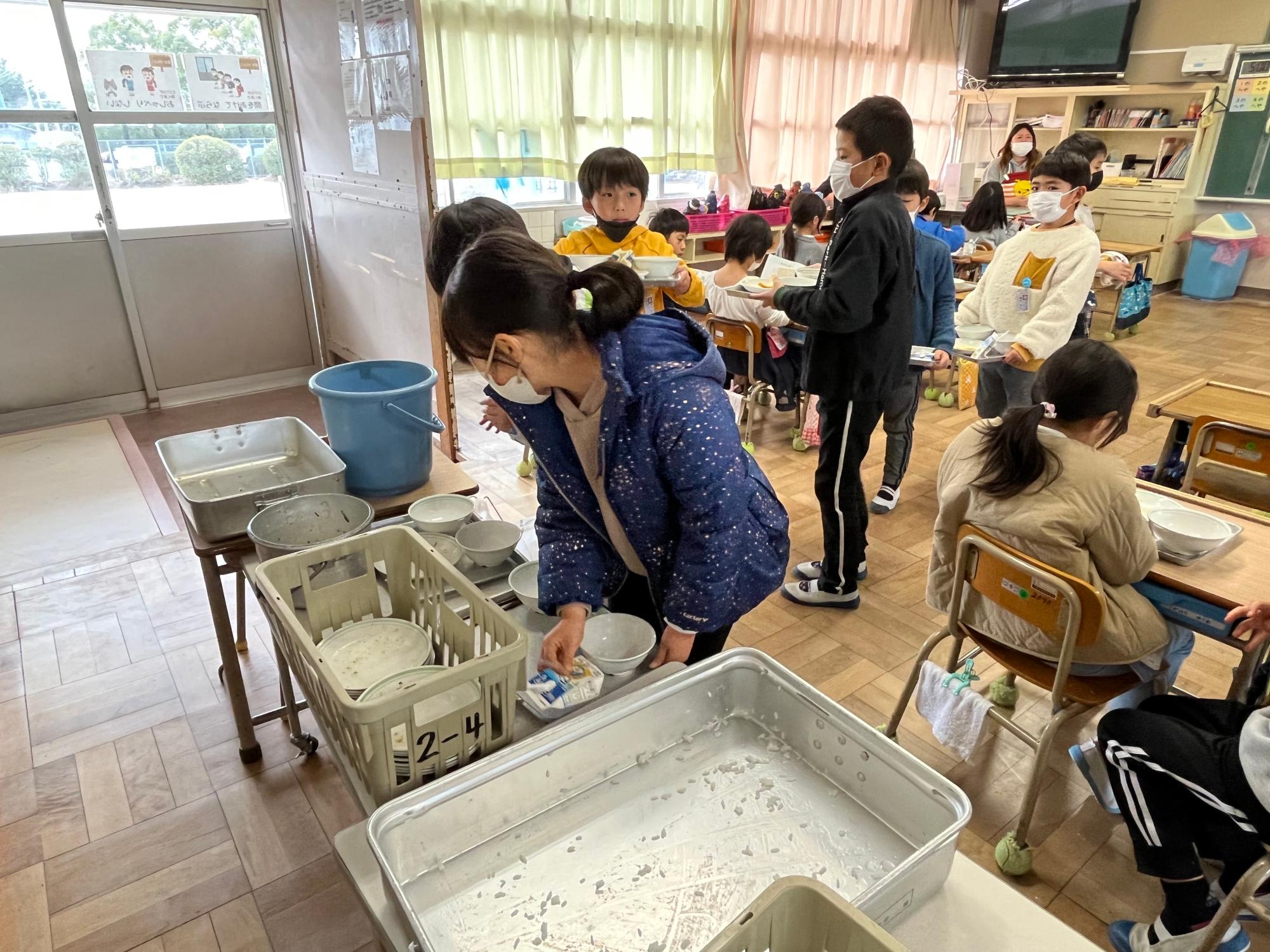 食べ終わった子から食器の片づけ。給食トレーについた汚れもきれいにふき取ります