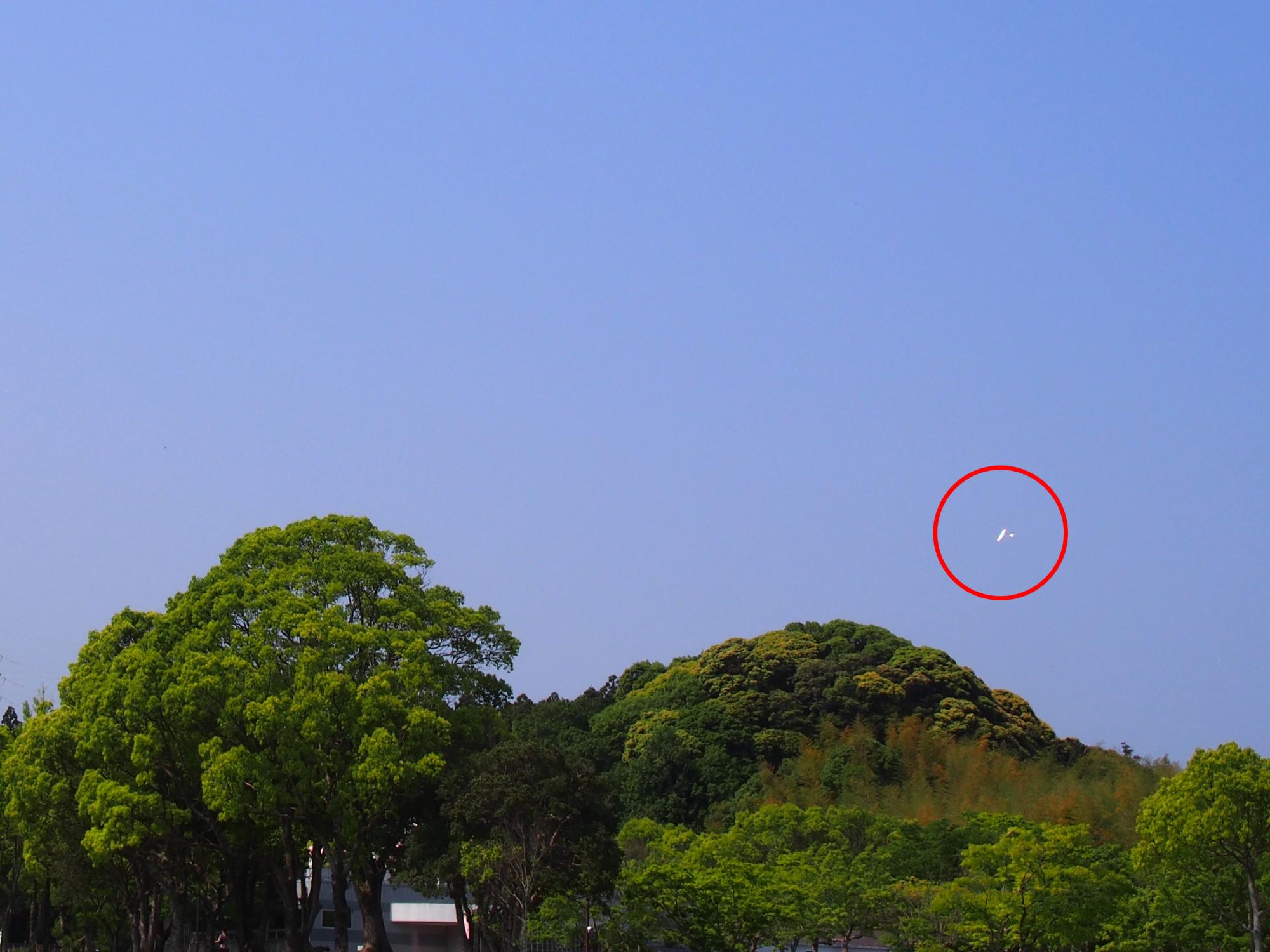 高く遠くへ飛ぶ掘さんの紙飛行機