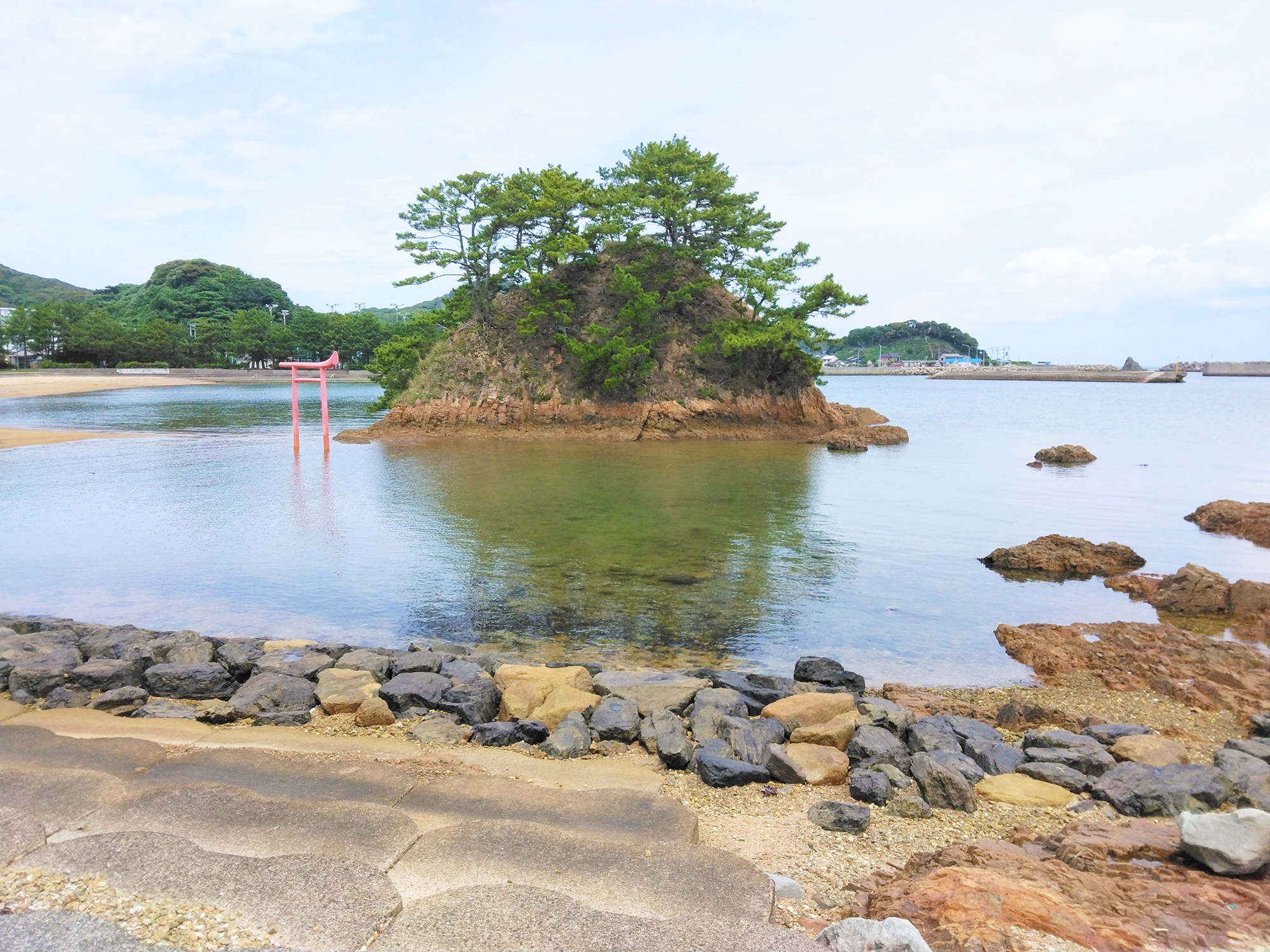 海中に佇む様子が素敵です