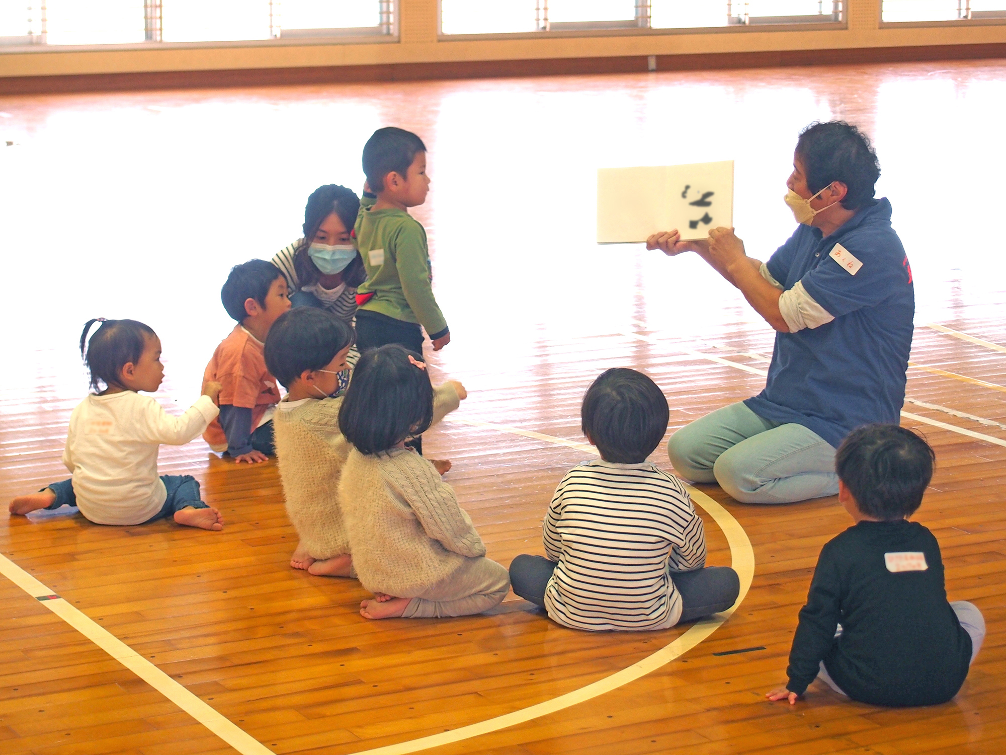 絵本の読み聞かせが始まるとみんな集まります