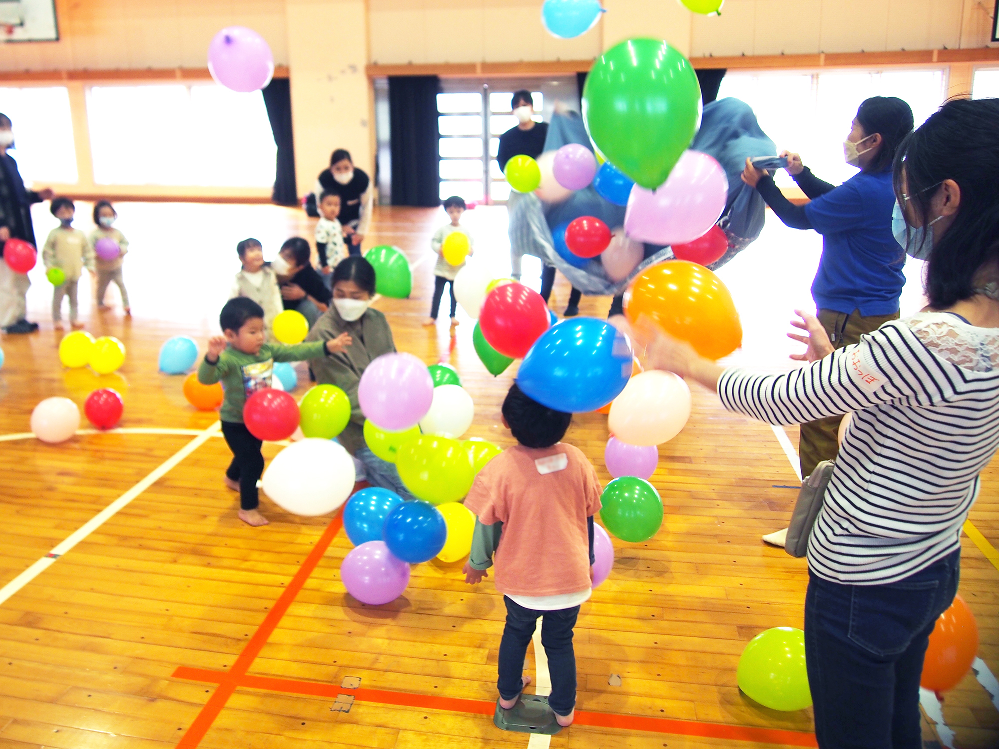 風船がシャワーのように落ちてきます