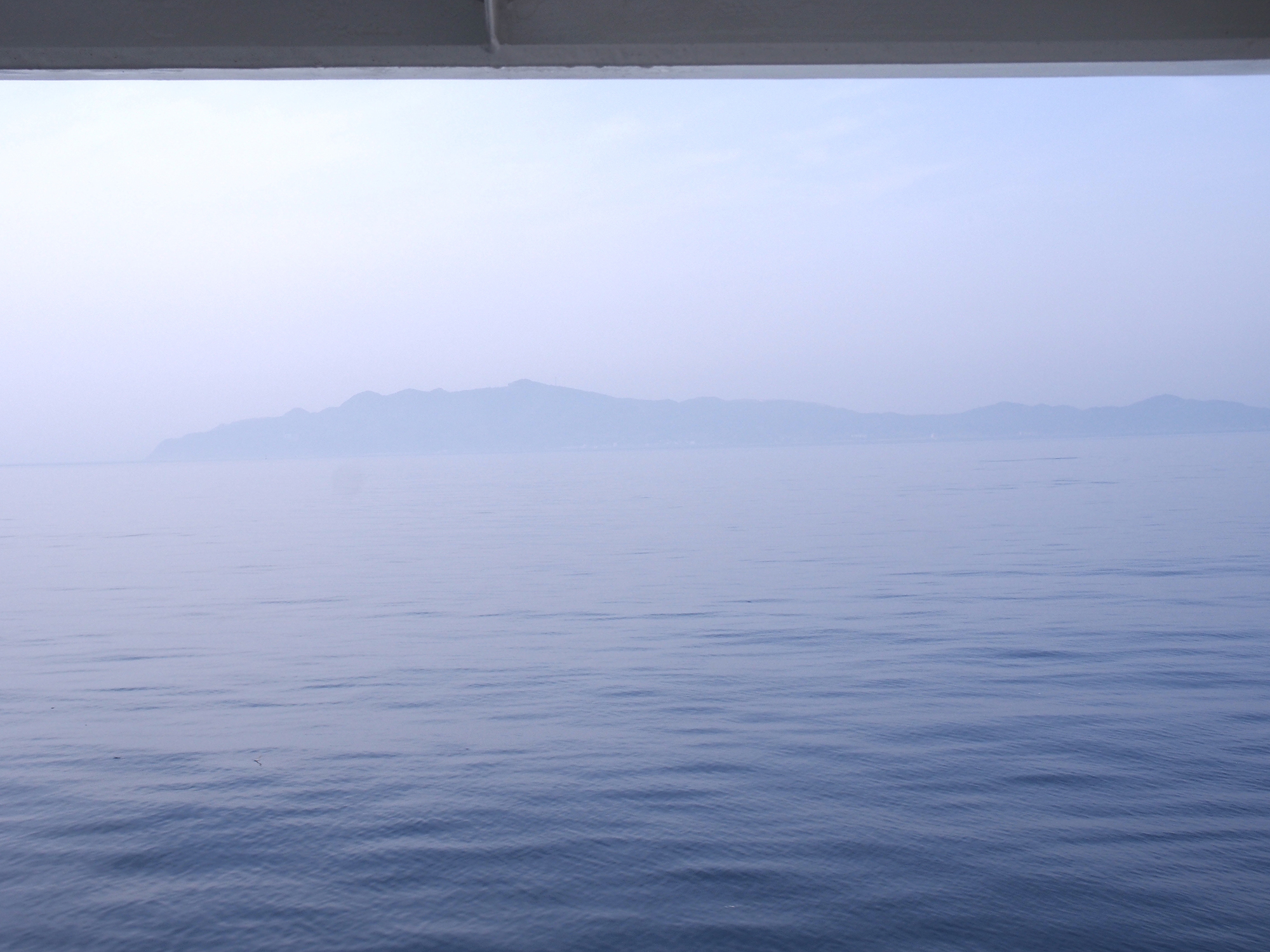 霞んでいますが大島も見えます