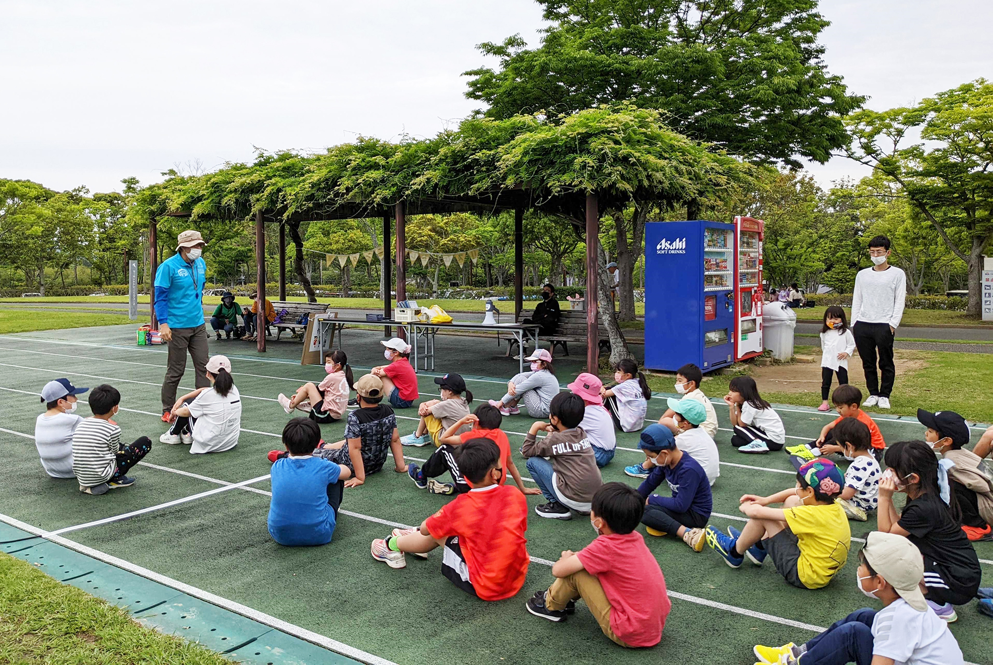 先生のアドバイスに真剣に耳を傾ける子どもたち