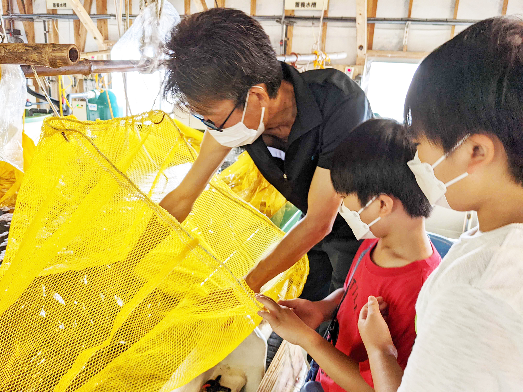 副所長の竹浦さんにアナゴの豆知識などを教えられ、子どもたちも興味深々！